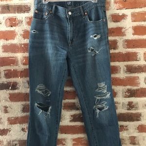 Low rise cropped jeans with distressed detail